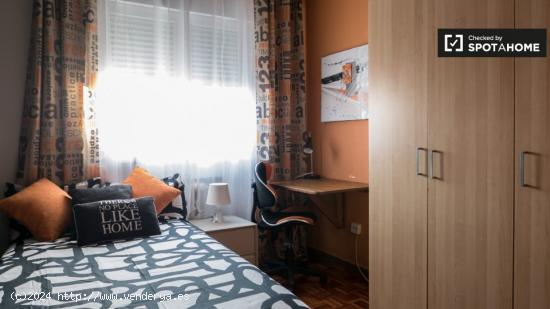 Acogedora habitación en alquiler en apartamento de 5 dormitorios en Alcalá de Henares. - MADRID