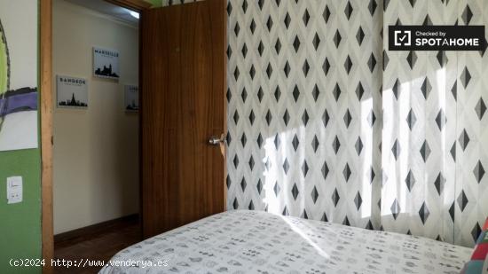 Habitación luminosa en alquiler en apartamento de 5 dormitorios en Alcalá de Henares. - MADRID