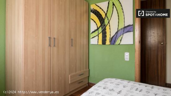 Habitación luminosa en alquiler en apartamento de 5 dormitorios en Alcalá de Henares. - MADRID