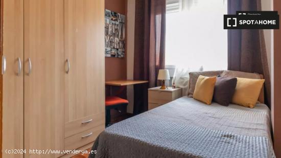 Se alquila habitación en apartamento de 5 dormitorios en Alcalá de Henares. - MADRID