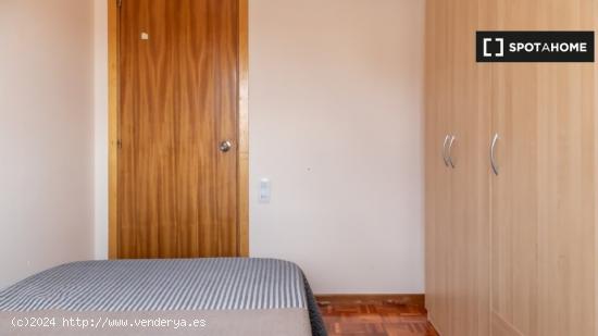 Se alquila habitación en apartamento de 5 dormitorios en Alcalá de Henares. - MADRID