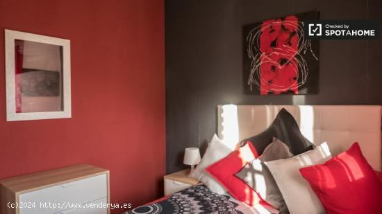 Amplia habitación en alquiler en apartamento de 5 dormitorios en Alcalá de Henares. - MADRID