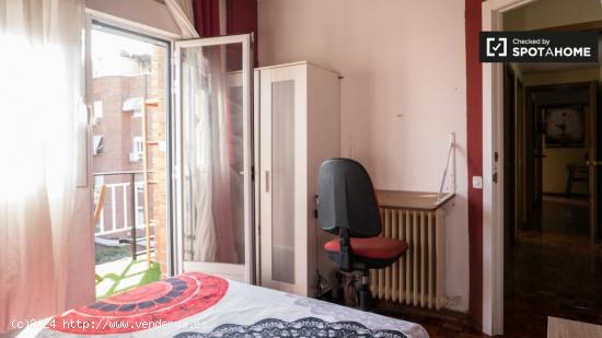 Amplia habitación en alquiler en apartamento de 5 dormitorios en Alcalá de Henares. - MADRID