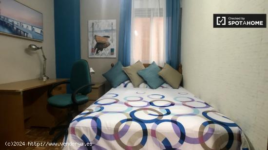 Encantadora habitación en apartamento de 5 dormitorios en Alcalá de Henares - MADRID