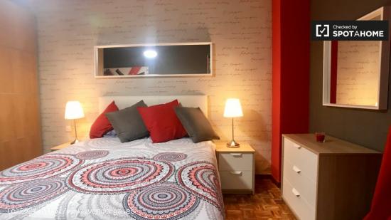 Habitación de moda en piso de 5 dormitorios en Alcalá de Henares - MADRID