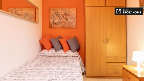 Habitación en apartamento de 6 dormitorios en Alcalá de Henares, Madrid. - MADRID