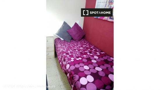 Habitación en apartamento de 6 dormitorios en Alcalá de Henares, Madrid. - MADRID