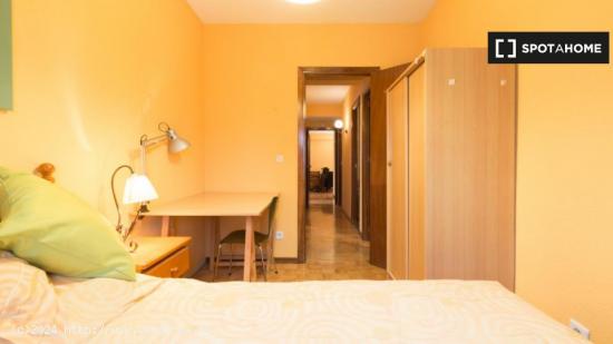 Se alquila habitación hogareña en piso de 6 dormitorios en Alcalá de Henares - MADRID