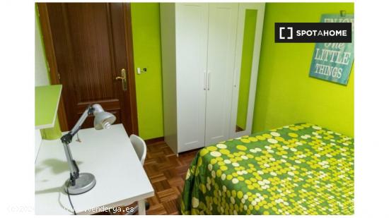 Se alquila habitación en apartamento de 5 dormitorios en Alcalá de Henares. - MADRID