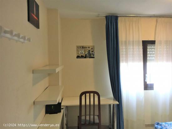  Se alquilan habitaciones en apartamento de 5 habitaciones en Sagrada Familia - MALAGA 