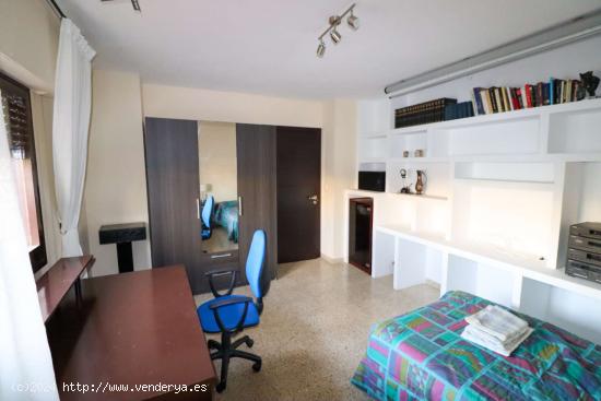  Se alquilan habitaciones en apartamento de 5 habitaciones en Sagrada Familia - MALAGA 