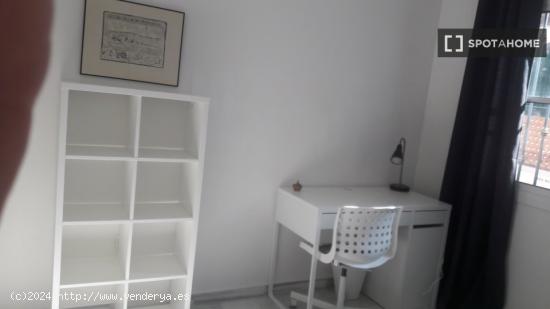 Alquiler de habitaciones en casa de 3 dormitorios en Málaga - MALAGA