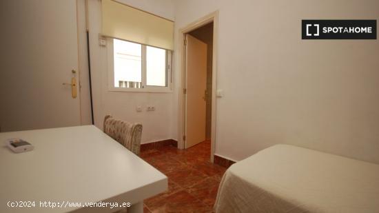 Se alquila habitación en piso de 6 habitaciones en Sevilla - SEVILLA