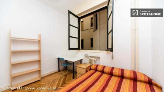 Amplia habitación con armario independiente en piso compartido, Puerta del Sol - MADRID