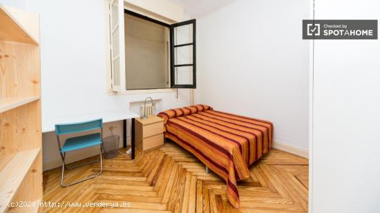 Amplia habitación con armario independiente en piso compartido, Puerta del Sol - MADRID