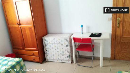 Habitación Doble en casa compartida en Sevilla - SEVILLA