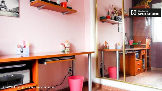 Acogedora habitación en alquiler en un apartamento de 4 dormitorios en Pino Montano - SEVILLA