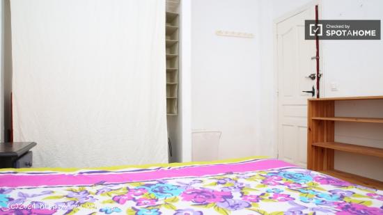 Habitación amueblada con llave independiente en el apartamento compartido, Triana - SEVILLA