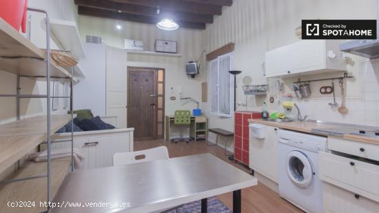 Acogedor apartamento estudio con patio en alquiler en Regina-La Encarnación - SEVILLA