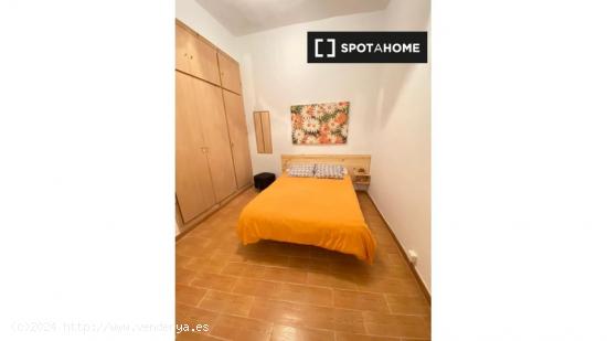 Amplia habitación en piso de 3 dormitorios en Málaga - MALAGA