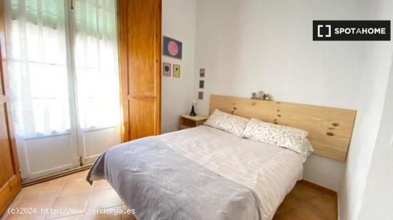 Amplia habitación en piso de 4 dormitorios en Málaga - MALAGA