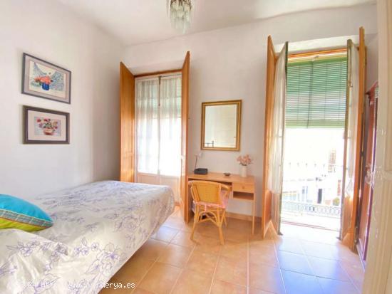  Habitación en piso de 4 dormitorios en Málaga - MALAGA 