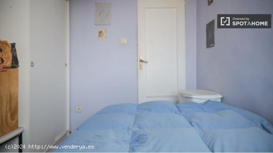 Cama matrimonial. Calefacción. Guardarropa. Vista de calle. Privado. Wifi. Cerca del metro San Cris