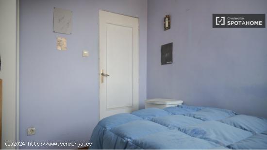 Cama matrimonial. Calefacción. Guardarropa. Vista de calle. Privado. Wifi. Cerca del metro San Cris