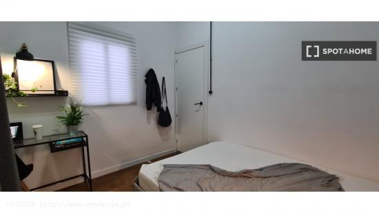 Se alquila habitación en apartamento de 3 dormitorios en Barcelona - BARCELONA