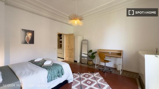 Habitación en piso compartido en barcelona. - BARCELONA