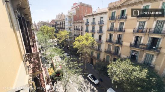 Habitación en piso compartido en barcelona. - BARCELONA