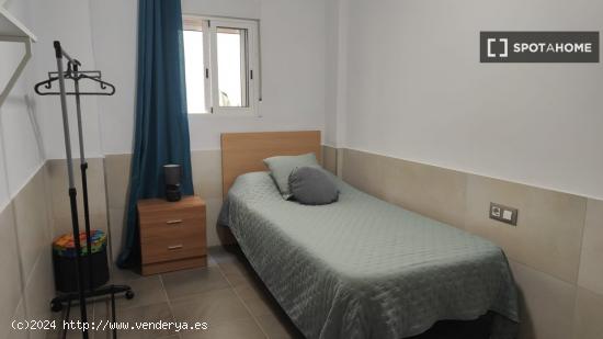 Dormitorio en piso compartido en Malvarrosa - VALENCIA