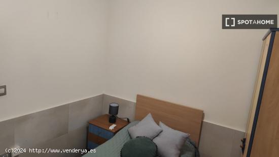 Dormitorio en piso compartido en Malvarrosa - VALENCIA