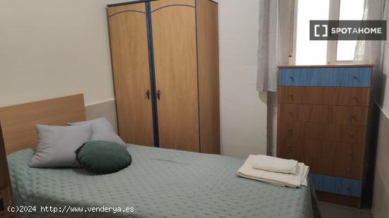 Dormitorio en piso compartido en Malvarrosa - VALENCIA