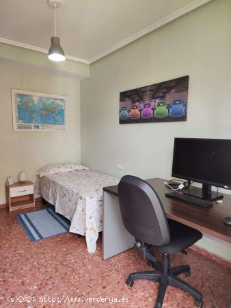  Se alquilan habitaciones en piso de 3 habitaciones en Poblats Maritims - VALENCIA 