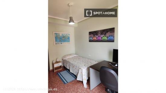 Se alquilan habitaciones en piso de 3 habitaciones en Poblats Maritims - VALENCIA