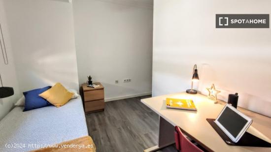 Se alquila habitación en piso de 4 dormitorios en Burjassot, Valencia - VALENCIA