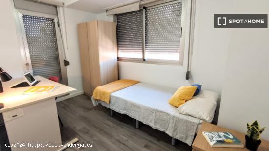 Se alquila habitación en piso de 4 dormitorios en Burjassot, Valencia - VALENCIA