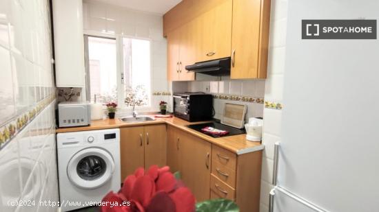 Se alquila habitación en piso de 4 dormitorios en Burjassot, Valencia - VALENCIA