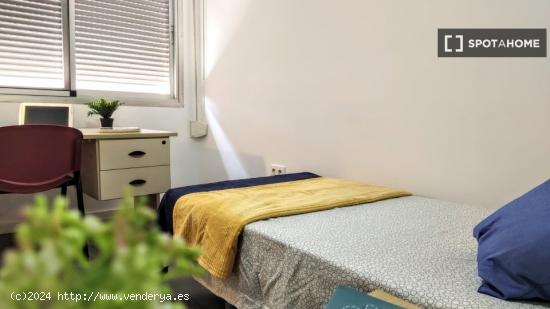 Se alquila habitación en piso de 4 dormitorios en Burjassot, Valencia - VALENCIA