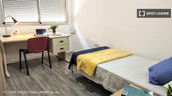 Se alquila habitación en piso de 4 dormitorios en Burjassot, Valencia - VALENCIA