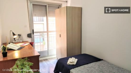 Se alquila habitación en piso de 4 dormitorios en Burjassot, Valencia - VALENCIA