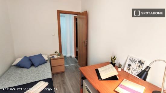 Se alquila habitación en piso de 4 dormitorios en Burjassot, Valencia - VALENCIA