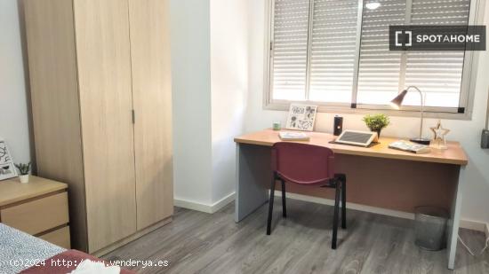 Se alquila habitación en piso de 4 dormitorios en Burjassot, Valencia - VALENCIA