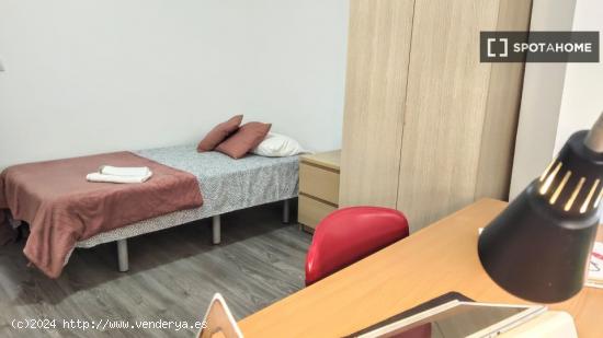 Se alquila habitación en piso de 4 dormitorios en Burjassot, Valencia - VALENCIA