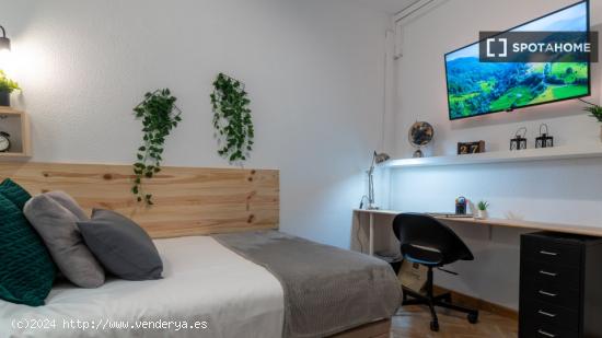 ¡Habitaciones en alquiler en un piso de 7 habitaciones en Madrid! - MADRID