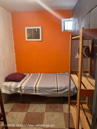 Se alquila habitación en piso de 3 dormitorios en Centro, Córdoba - CORDOBA