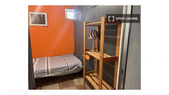 Se alquila habitación en piso de 3 dormitorios en Centro, Córdoba - CORDOBA