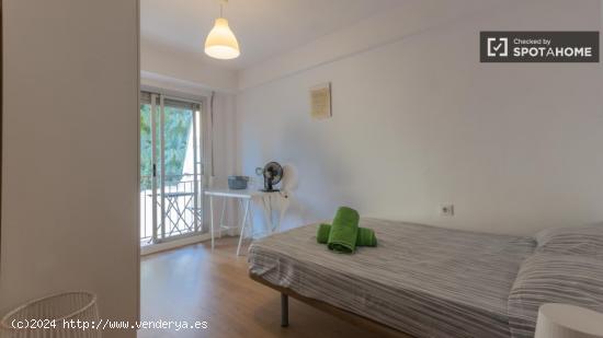 Habitaciones para alquilar en apartamento de 3 dormitorios en Valencia - VALENCIA