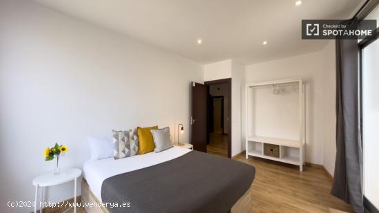 Se alquila habitación en piso de 5 habitaciones en El Raval - BARCELONA